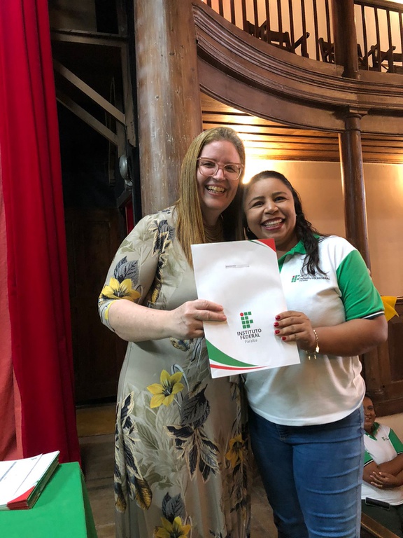 Areia - Laura Reis entregando Certificado à aluna.jpeg