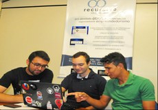Parte da equipe de desenvolvedores do Cartápio. Da esquerda: Rafael, Douglas e João.