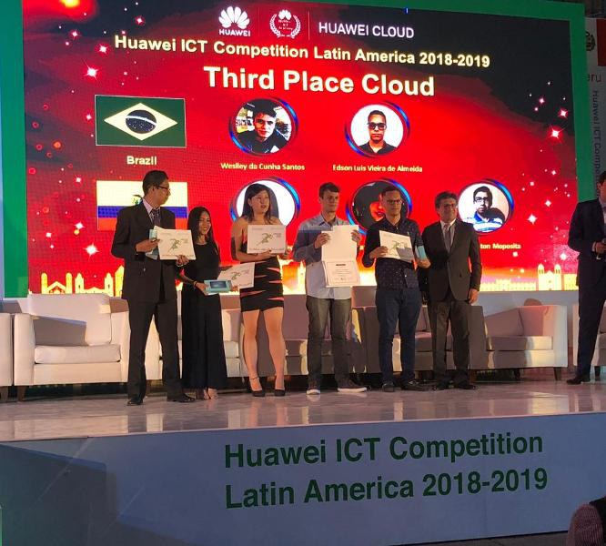 Premiação dos estudantes pela Huawei 