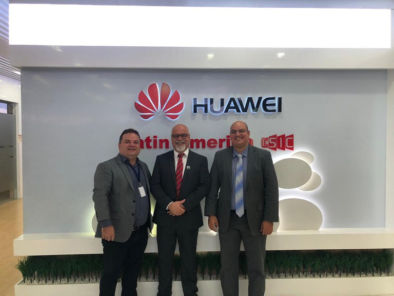 REPRESENTANTE DA HUAWEI COM PROFESSORES.jpeg