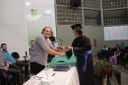  Estudante João Victor recebe diploma das mãos do coordenador 