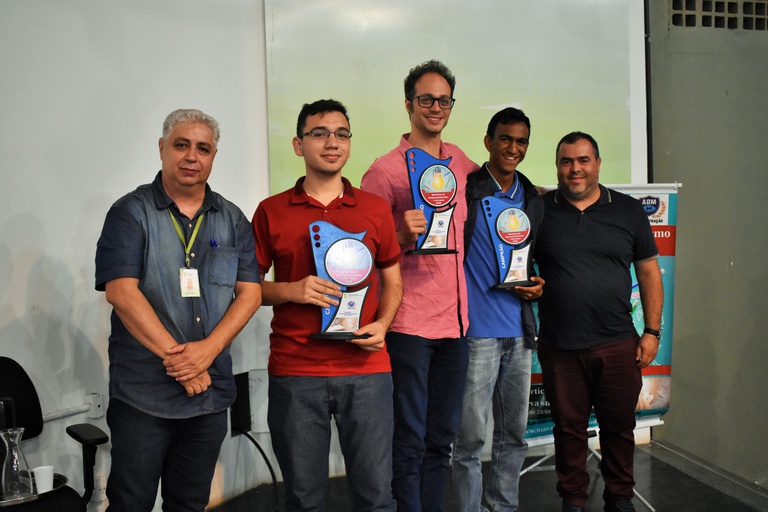 Equipe vencedora ao lado do Coordenador(primeiro a esquerda) do prêmio e do curso de Administracao Rômulo Torres.JPG