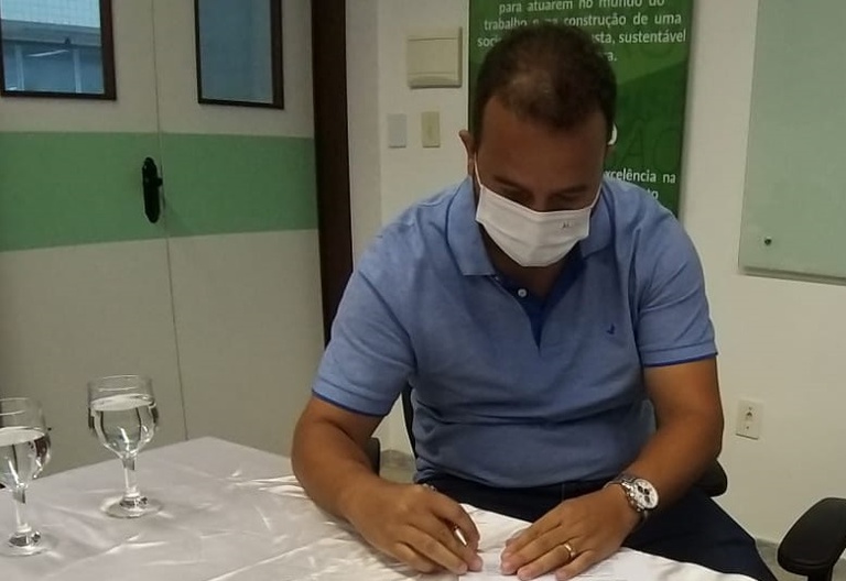 Thiago assinatura.jpg