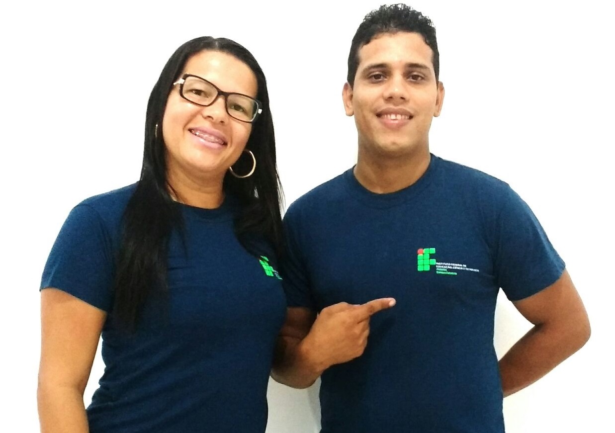Ex-alunos aprovados Andrezza Geovana e Paulo Roberto Pacheco