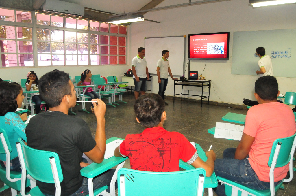 Alunos do Assentamento - aula de informática