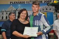 Aluno recebe certificado