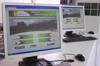 Detalhe dos computadores para pesquisa de acervo.