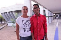 Mae e filho juntos na visita