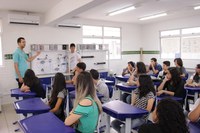 mini aula com monitor e professor