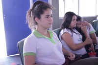 Estudante assiste com atenção a palestra