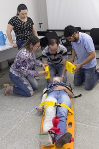 Equipe de saúde do IFPB Campina  recebendo treinamento
