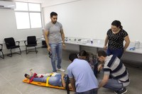 Equipe de saúde do IFPB Campina  recebendo treinamento