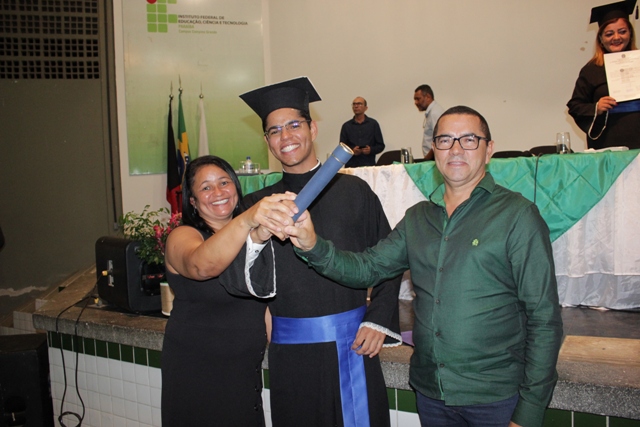 Formando Hallyson Silva com os pais
