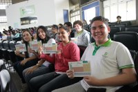 Estudantes recebem tabela periódica , que complea 150 anos