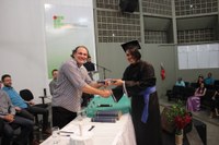 Estudante João Victor recebe diploma das mãos do coordenador