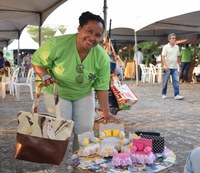 Dona Preta com suas suas bolsas e brinquedos