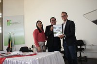 Entrega do termo de posse ao Secretário Municipal de Educação, Rôdolfo Bezerra, representante do Governo Municipal no conselho