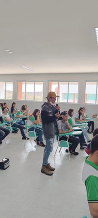 O estudante do Curso Técnico Integrado em informática, Carlos Eduardo do Santos sugerindo demandas para o campus.jpeg