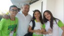 Os alunos Francisco Vieira e Emilly Vitória acompanhados da professora Brígida e do professor Caetano José de LIma, Diretor Geral do Campus Catolé do Rocha.