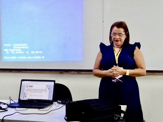 O trabalho foi apresentado por alunos bolsistas do projeto de pesquisa "Interconecta: uma experiência vivenciada no curso Técnico em Cuidados de Idosos"