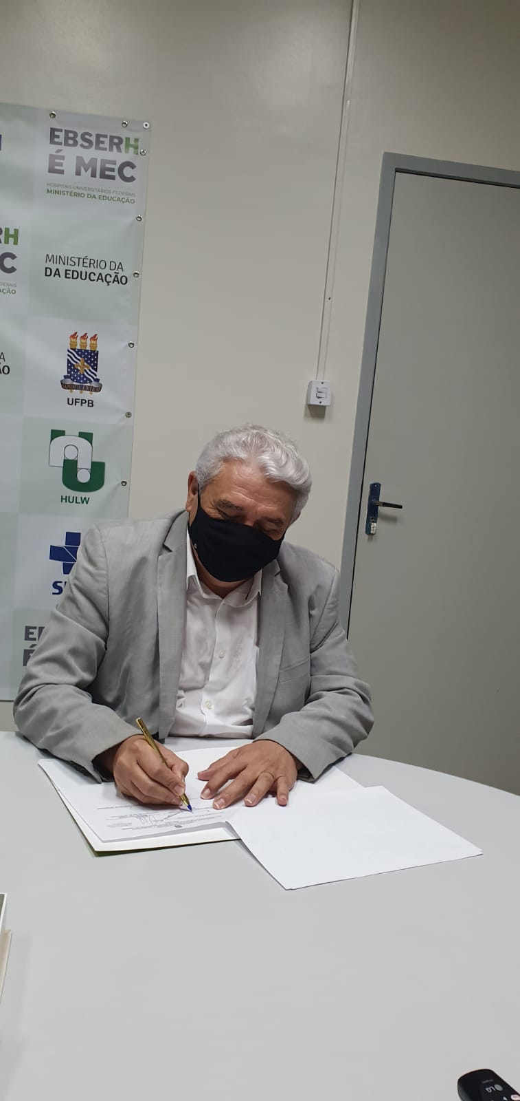 assinatura do termo reitor.jpg