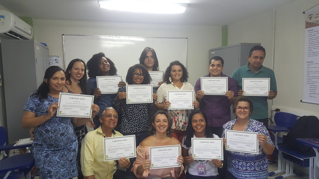 Professor Jailson e a professora Analuisa Guerra, ministrante do curso Quim Braille, junto com os concluintes.jpg
