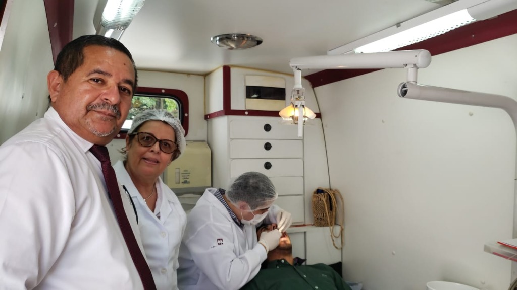 Atendimento na unidade odontológica móvel