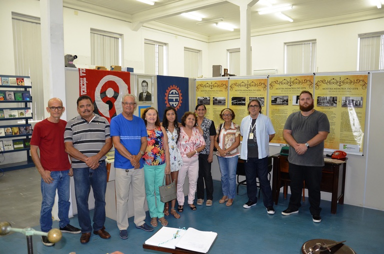 Ex-estudantes do IFPB dos anos 1960 visitam Núcleo de Documentação e viajam na memória, entre exposições de fotos e utensílios da época