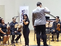 Tatiane durante concerto.jpeg