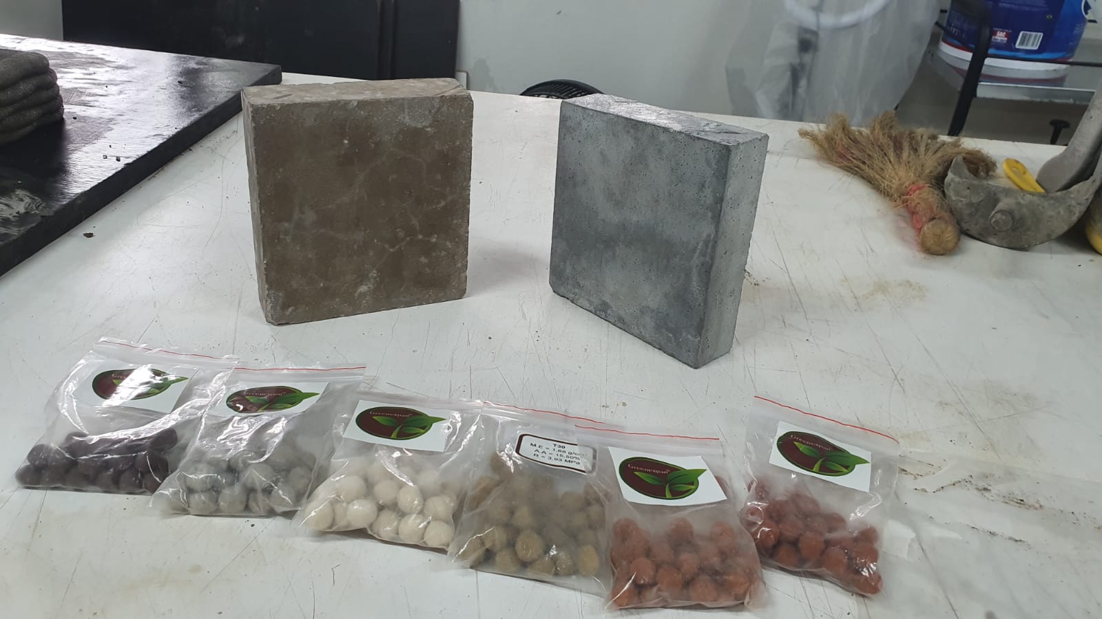 agregados leves do lado esquerdo e pesado do lado direito.jpeg