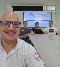 Professor Marcelo Portela com estudantes do IFPB da trilha Network