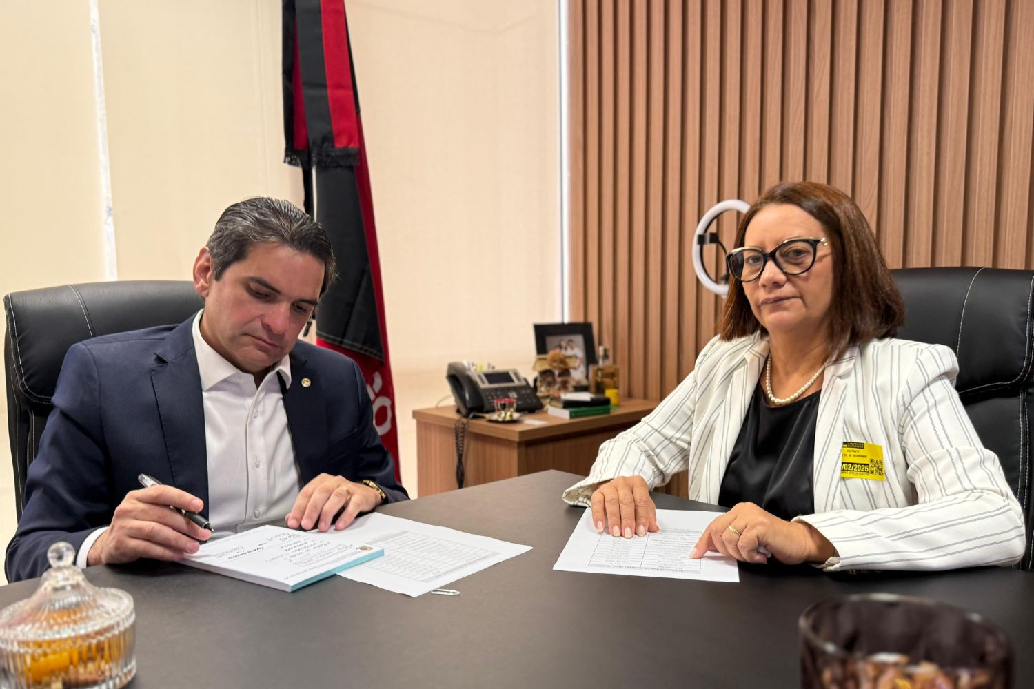 Deputado federal Murilo Galdino e reitora Mary Roberta 2.jpg