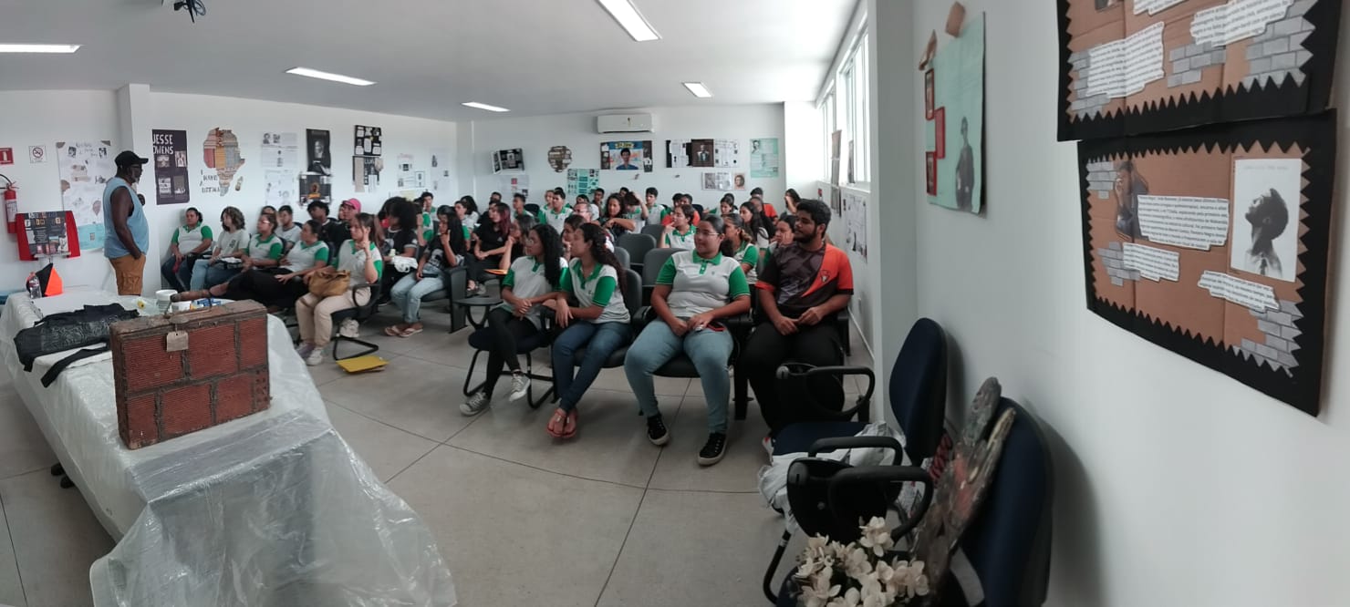 Artista Sergio Cezar ministra oficina de pintura em tecidos no IFPB - Campus Santa Rita.jpeg