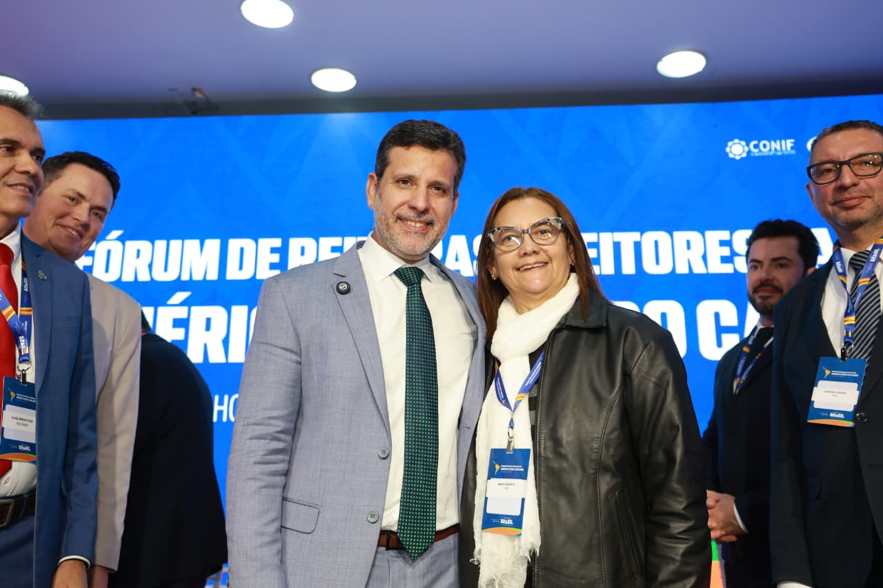 Ministro Leonardo Barchini e reitora Mary Roberta