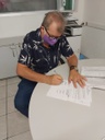 Diretor do Campus PF/IFPB assinando o contrato do programa Jovem Aprendiz