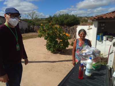 Kits de alimentos beneficiaram moradores de rua, idosos, pessoas com câncer e famílias da zona rural