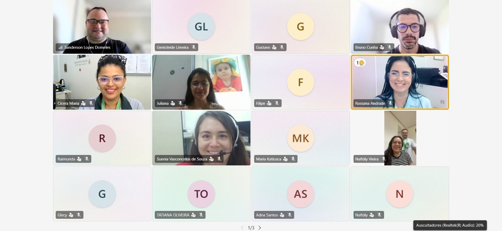 Print de uma tela do ambiente Microsoft Teams no qual aparecem as várias telas dos participantes do curso e do professor. Eles estão sorrindo.