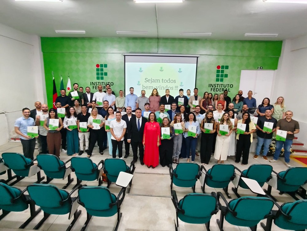 Cerca de 40 novos servidores TAEs tomam posse em cerimônia na Reitoria