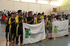Estudantes atletas cantam o Hino Nacional.