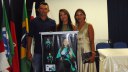 Os pais da concluinte Luzia Keli da Silva Coura levaram um poster com a foto da filha para a formatura