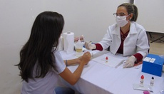 Estudantes fazem teste rápido de HIV